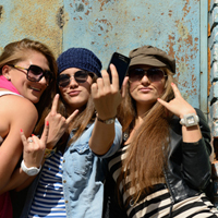 shutterstock_153278603_group_teenage_girls_200px